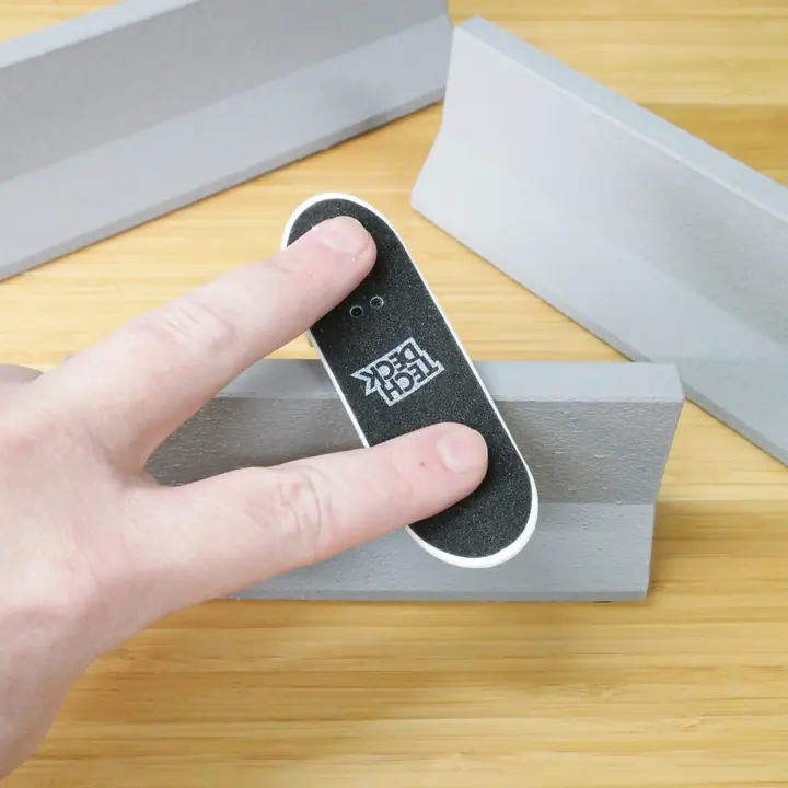 Rampa de fingerboard impresa en 3D con una tabla encima